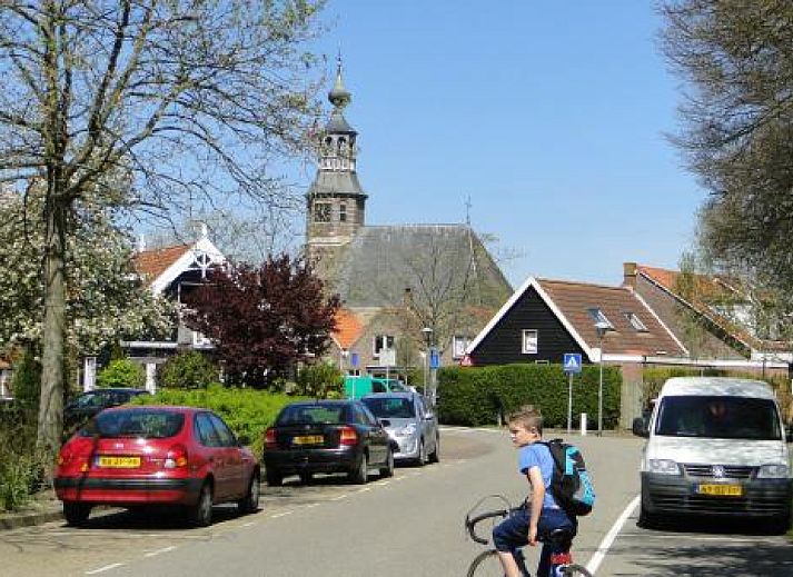 Sonnige Terrasse am Ferienhaus ZE523 in Kattendijke, Zuid-Beveland, ideal zum Entspannen in der Natur.