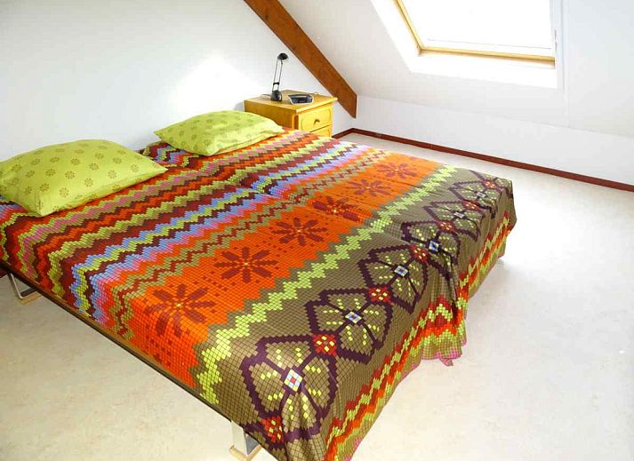 Sonnige Terrasse am Ferienhaus ZE523 in Kattendijke, Zuid-Beveland, ideal zum Entspannen in der Natur.