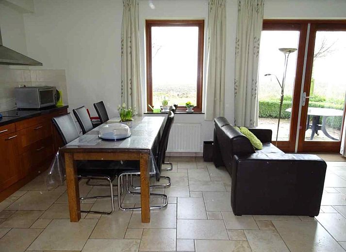 Gruener Garten mit Blick auf das Ferienhaus ZE523 in Kattendijke, Zuid-Beveland, ideal fuer Naturliebhaber.