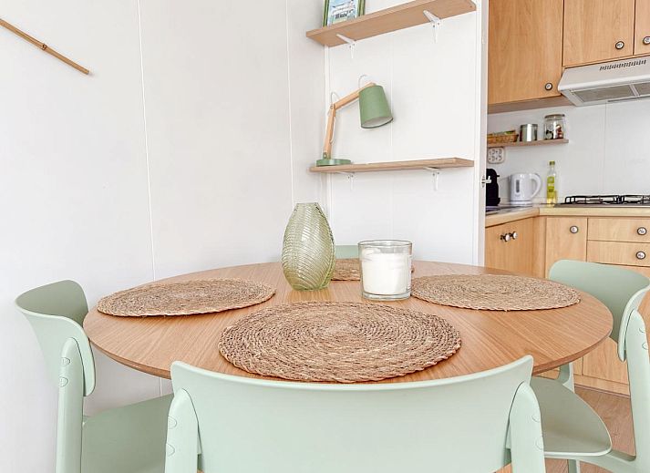 Veranda van vakantiehuis Timmerman in Heinkenszand, Zuid-Beveland. Geniet van de comfortabele buitenruimte en het uitzicht op de natuur.