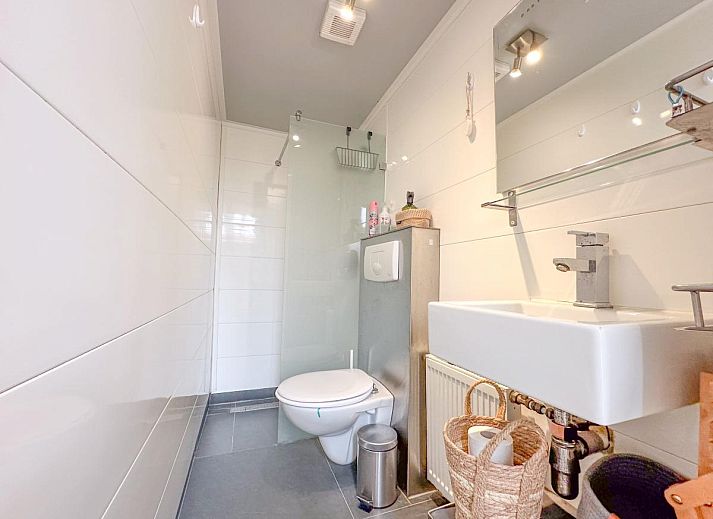 Veranda van vakantiehuis Timmerman in Heinkenszand, Zuid-Beveland. Geniet van de comfortabele buitenruimte en het uitzicht op de natuur.