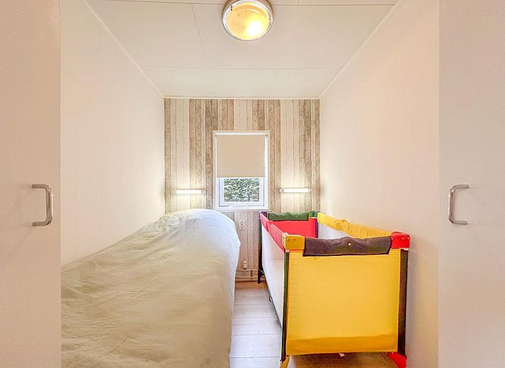 Gezellige binnenruimte van vakantiehuis Timmerman in Heinkenszand, Zuid-Beveland, met lichte keuken en comfortabele zithoek.