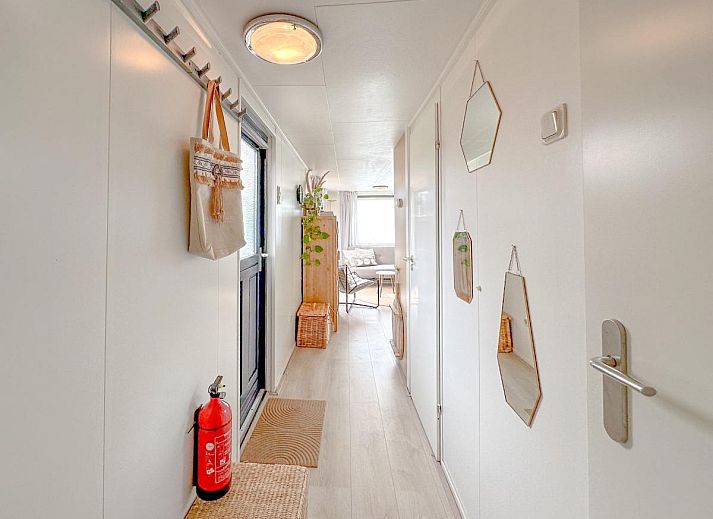 Gezellige binnenruimte van vakantiehuis Timmerman in Heinkenszand, Zuid-Beveland, met lichte keuken en comfortabele zithoek.