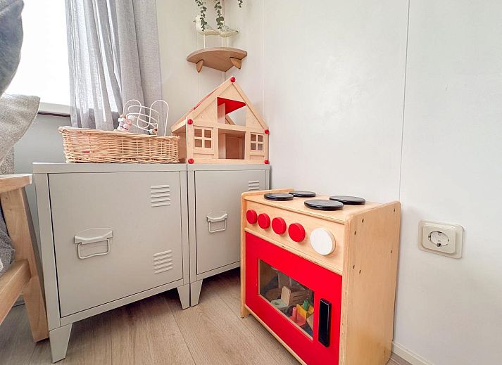 Gezellige binnenruimte van vakantiehuis Timmerman in Heinkenszand, Zuid-Beveland, met lichte keuken en comfortabele zithoek.