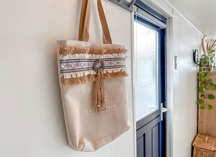 Gezellige binnenruimte van vakantiehuis Timmerman in Heinkenszand, Zuid-Beveland, met comfortabele kussens en speelhoek voor kinderen.