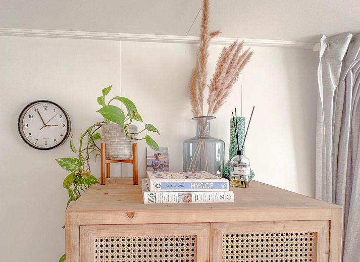 Gezellige binnenruimte van vakantiehuis Timmerman in Heinkenszand, Zuid-Beveland, met comfortabele kussens en speelhoek voor kinderen.