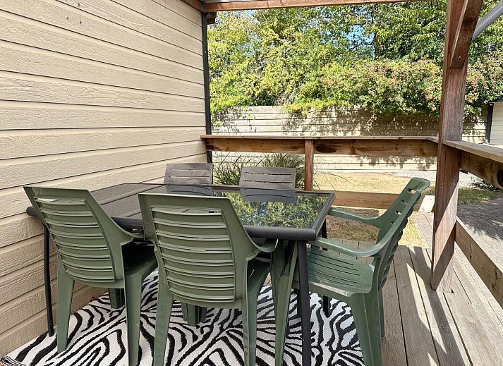 Gezellige binnenruimte van vakantiehuis Timmerman in Heinkenszand, Zuid-Beveland, met comfortabele kussens en speelhoek voor kinderen.