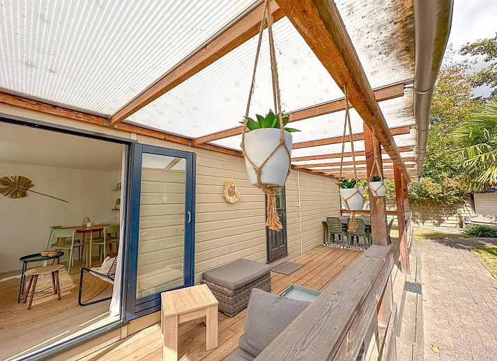 Gezellige woonkamer van vakantiehuis Timmerman in Heinkenszand, Zuid-Beveland, met modern interieur en veel natuurlijk licht.