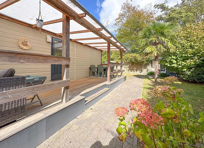 Gezellige woonkamer van vakantiehuis Timmerman in Heinkenszand, Zuid-Beveland, met modern interieur en veel natuurlijk licht.