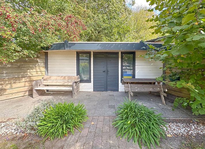 Gezellige woonkamer van vakantiehuis Timmerman in Heinkenszand, Zuid-Beveland, met modern interieur en veel natuurlijk licht.