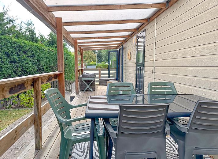 Gezellige woonkamer van vakantiehuis Timmerman in Heinkenszand, Zuid-Beveland, met modern interieur en veel natuurlijk licht.