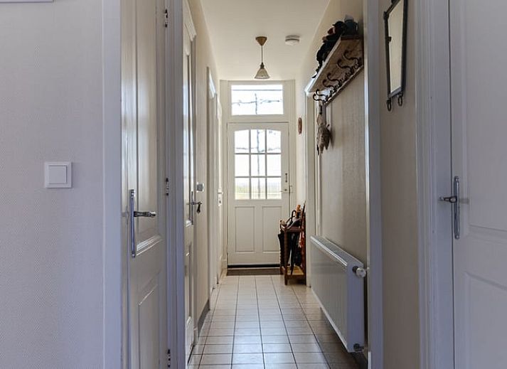 Huisje in Wolphaartsdijk, charmant vakantiehuis in Zeeland met klassieke bakstenen gevel.