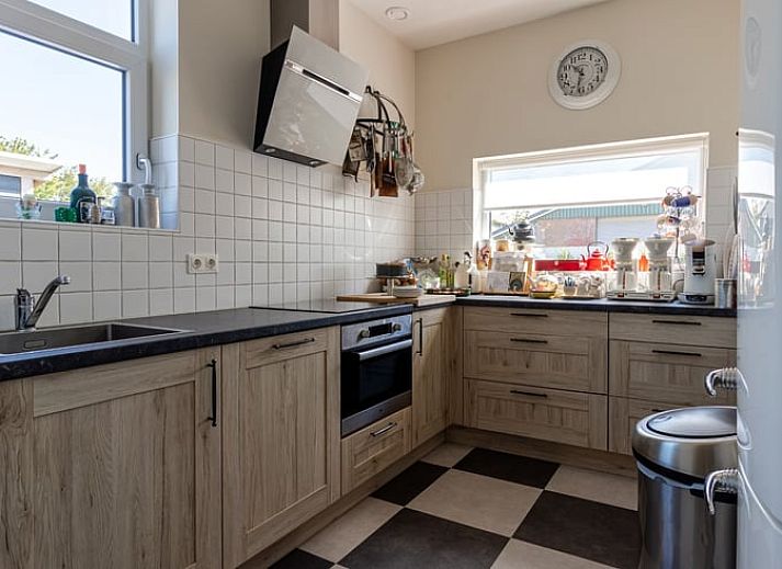 Terras bij Huisje in Wolphaartsdijk, ideaal voor buiten dineren in Zeeland.