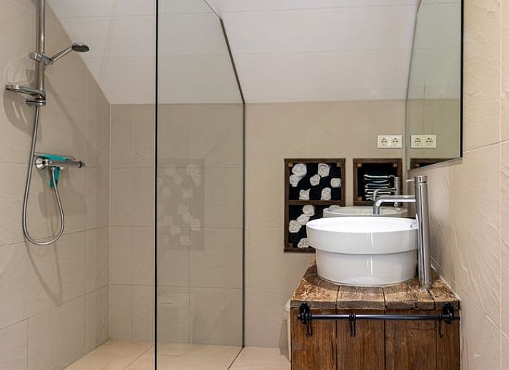 Terras bij Huisje in Wolphaartsdijk, ideaal voor buiten dineren in Zeeland.