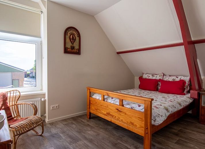 Huisje in Wolphaartsdijk, bakstenen terras met houtoven, perfect voor pizza-avonden.