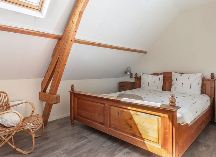 Huisje in Wolphaartsdijk, bakstenen terras met houtoven, perfect voor pizza-avonden.