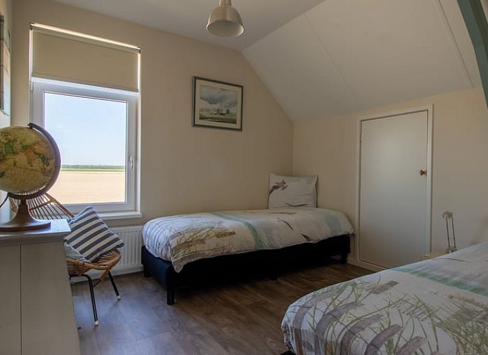 Huisje in Wolphaartsdijk, bakstenen terras met houtoven, perfect voor pizza-avonden.