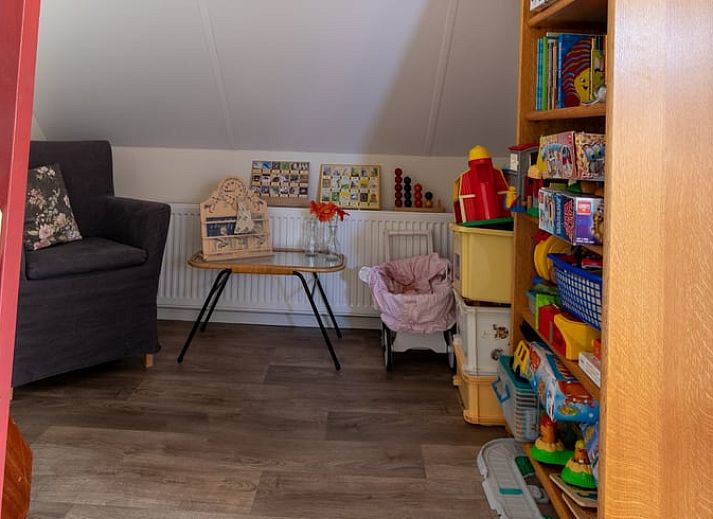 Lichte gang in Huisje in Wolphaartsdijk, vakantiehuis in Zuid-Beveland, Zeeland.