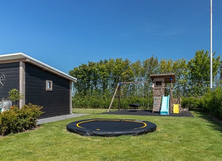 Gezellige eetkamer in Huisje in Wolphaartsdijk, perfect voor familiediners in Zeeland.