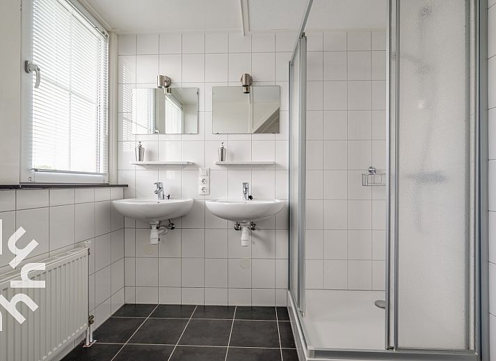 Vakantiehuis ZE218 in Wolphaartsdijk, Zuid-Beveland, met moderne gevel en tuin.