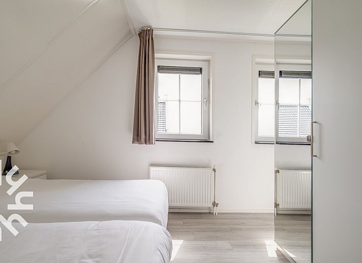 Vakantiehuis ZE218 in Wolphaartsdijk, Zuid-Beveland, met moderne gevel en tuin.