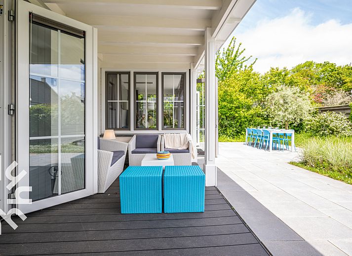 Stijlvolle badkamer in vakantiehuis ZE218, Wolphaartsdijk, met wastafel en spiegel.