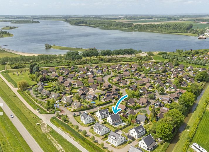 Stijlvolle badkamer in vakantiehuis ZE218, Wolphaartsdijk, met wastafel en spiegel.