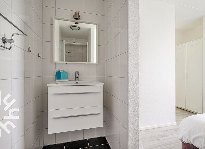 Ruim toilet in vakantiehuis ZE218, gelegen in Wolphaartsdijk, Zuid-Beveland.