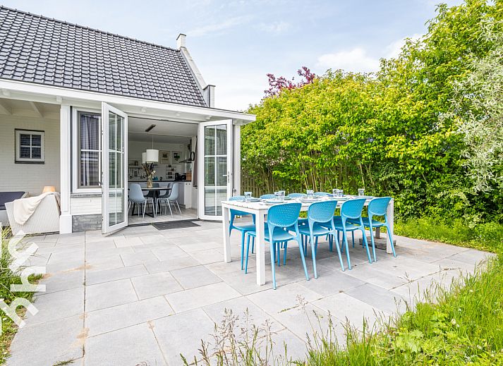 Knusse kinderkamer met ledikant in vakantiehuis ZE218, Wolphaartsdijk, Zeeland.