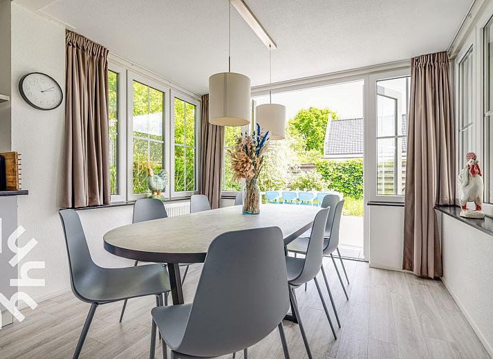 Knusse kinderkamer met ledikant in vakantiehuis ZE218, Wolphaartsdijk, Zeeland.