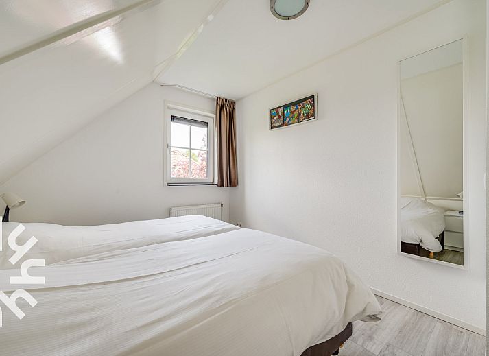 Slaapkamer met twee bedden in vakantiehuis ZE218, Wolphaartsdijk, Zuid-Beveland.