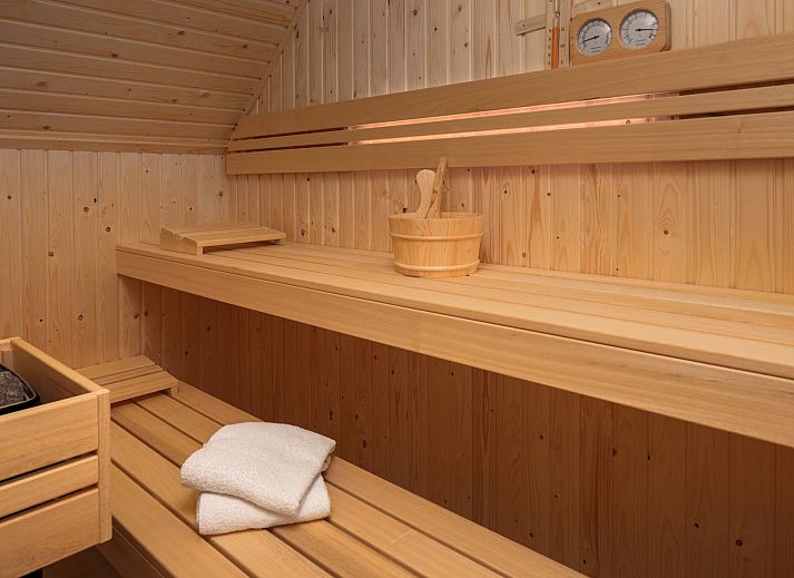 Vrijstaande woning in Wolphaartsdijk, een vakantiehuis in Zuid-Beveland, Zeeland, met modern ontwerp en ruime buitenruimte.