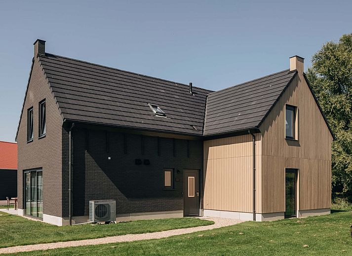Gezellige woonkamer van de Vrijstaande woning in Wolphaartsdijk, Zuid-Beveland, Zeeland, met comfortabele zithoek en moderne inrichting.