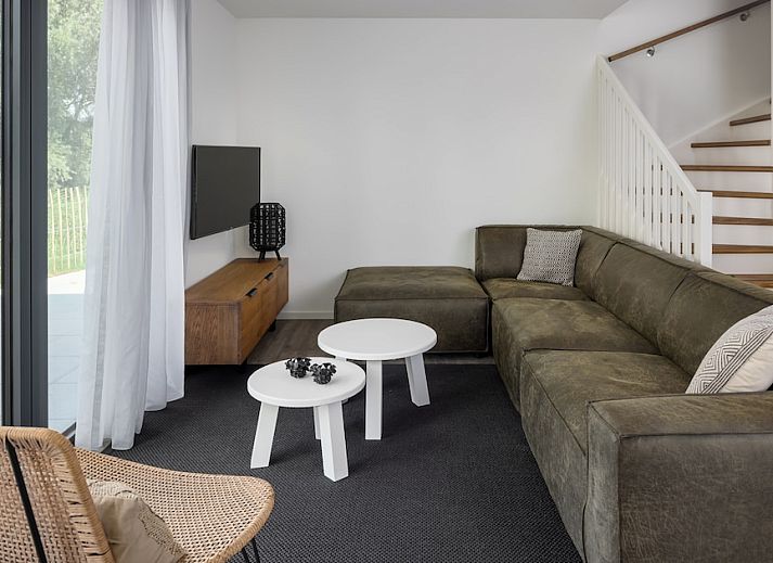 Luxe Villa 4 in Wolphaartsdijk, Zuid-Beveland, Zeeland, een modern vakantiehuis met een uitnodigende buitenkant en groene omgeving.