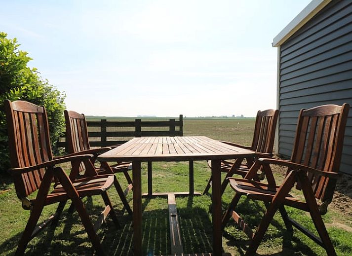 Vakantiehuisje in Wolphaartsdijk met ruime tuin in Zuid-Beveland, Zeeland voor een ontspannen verblijf.