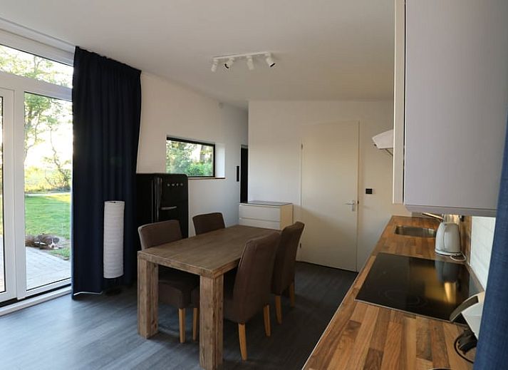 Vakantiehuisje in Wolphaartsdijk met ruime tuin in Zuid-Beveland, Zeeland voor een ontspannen verblijf.