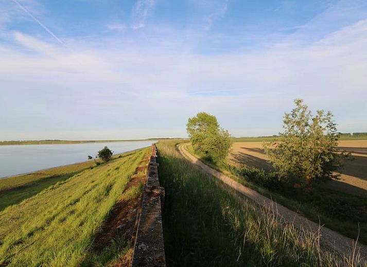 Buiten eetruimte bij Vakantiehuisje in Wolphaartsdijk, Zuid-Beveland met uitzicht op het landschap.