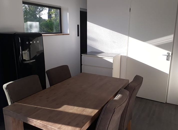 Buiten eetruimte bij Vakantiehuisje in Wolphaartsdijk, Zuid-Beveland met uitzicht op het landschap.