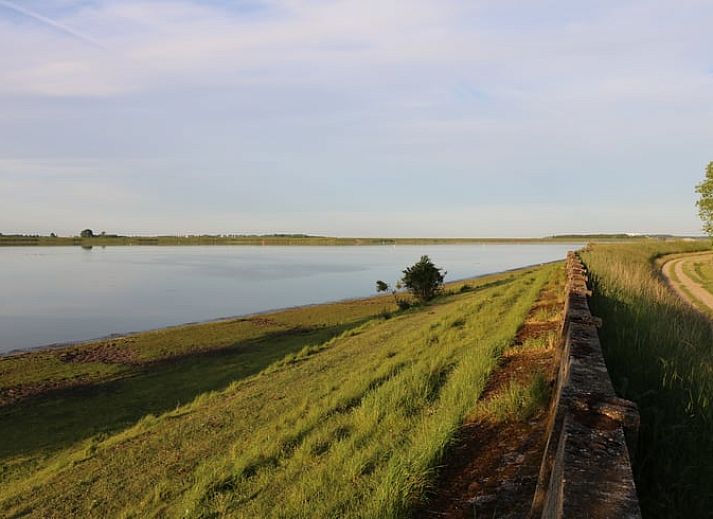Buiten eetruimte bij Vakantiehuisje in Wolphaartsdijk, Zuid-Beveland met uitzicht op het landschap.
