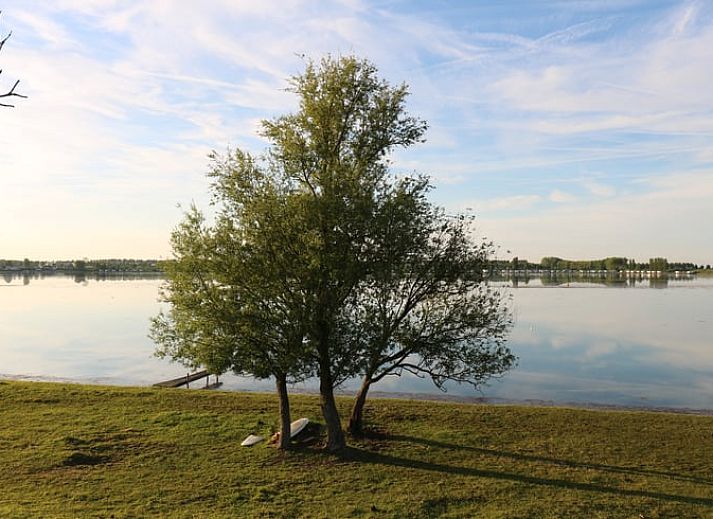 Moderne keuken in Vakantiehuisje in Wolphaartsdijk, Zuid-Beveland, ideaal voor een gezellig verblijf.