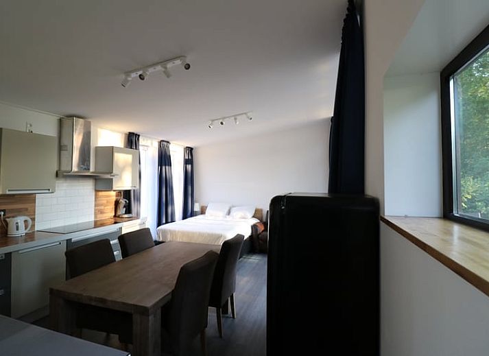 Moderne keuken in Vakantiehuisje in Wolphaartsdijk, Zuid-Beveland, ideaal voor een gezellig verblijf.