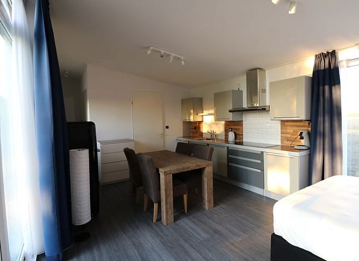 Stijlvolle keukenfaciliteiten in Vakantiehuisje in Wolphaartsdijk, Zuid-Beveland voor een comfortabel verblijf.