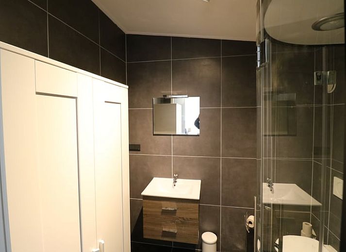 Buitenruimte met houten tafel bij Vakantiehuisje in Wolphaartsdijk, Zuid-Beveland voor ontspannen momenten.