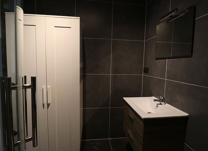 Buitenruimte met houten tafel bij Vakantiehuisje in Wolphaartsdijk, Zuid-Beveland voor ontspannen momenten.