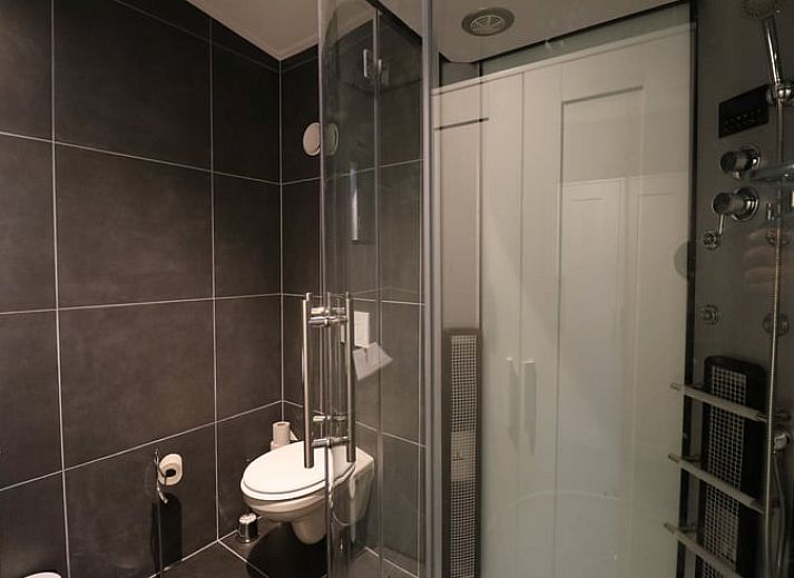 Buitenruimte met houten tafel bij Vakantiehuisje in Wolphaartsdijk, Zuid-Beveland voor ontspannen momenten.