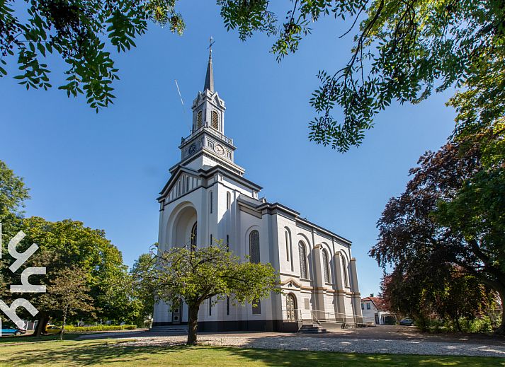 Gemuetliches Wohnzimmer des Ferienhauses ZE1545 in Wolphaartsdijk, Zuid-Beveland mit moderner Einrichtung und Gartenblick.