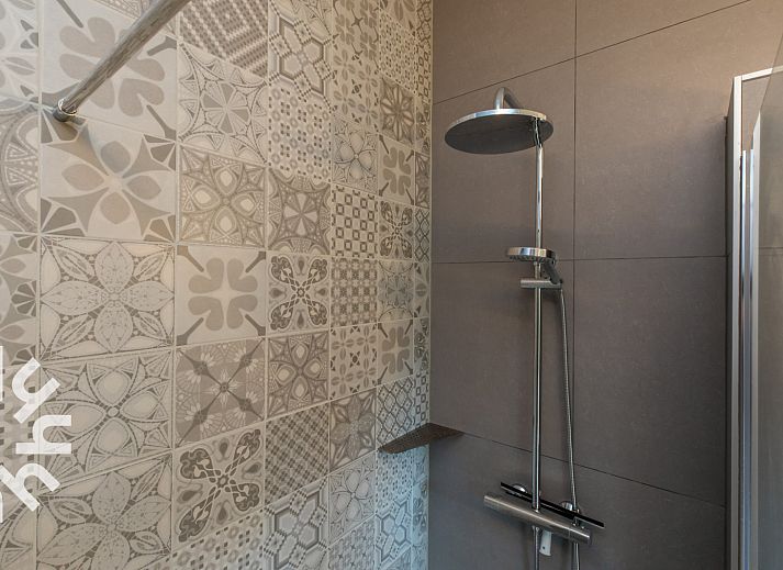 Komfortables Schlafzimmer im Ferienhaus ZE1545 in Wolphaartsdijk, Zuid-Beveland, mit direktem Zugang zum Aussenbereich.