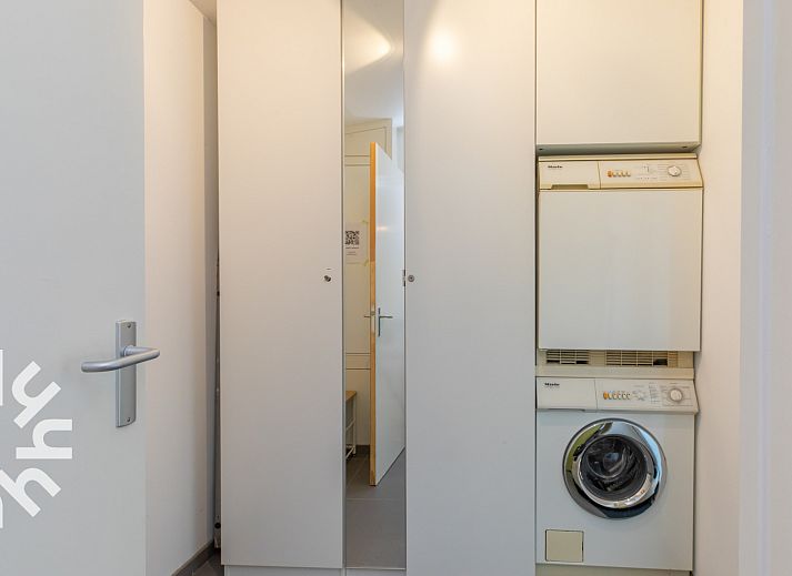 Komfortables Schlafzimmer im Ferienhaus ZE1545 in Wolphaartsdijk, Zuid-Beveland, mit direktem Zugang zum Aussenbereich.