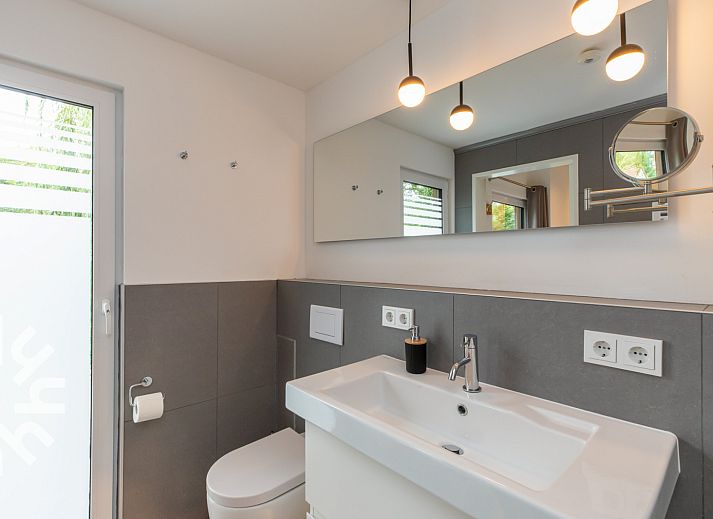 Geraeumige Terrasse des Ferienhauses ZE1545 in Wolphaartsdijk, Zuid-Beveland, umgeben von der gruenen und ruhigen Landschaft Zeelands.