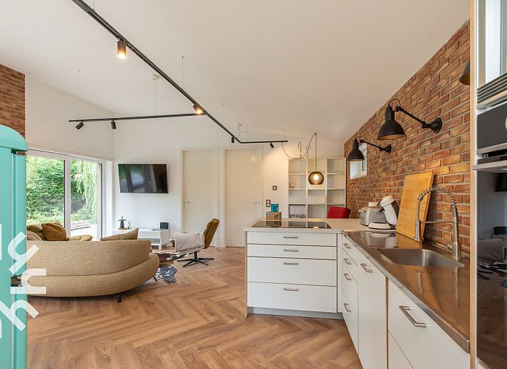 Geraeumige Terrasse des Ferienhauses ZE1545 in Wolphaartsdijk, Zuid-Beveland, umgeben von der gruenen und ruhigen Landschaft Zeelands.